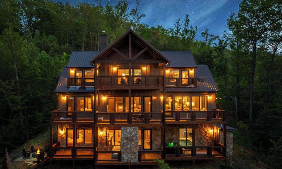 Walland Cabin | Luxury 6-Bedroom Cabin with Pool
