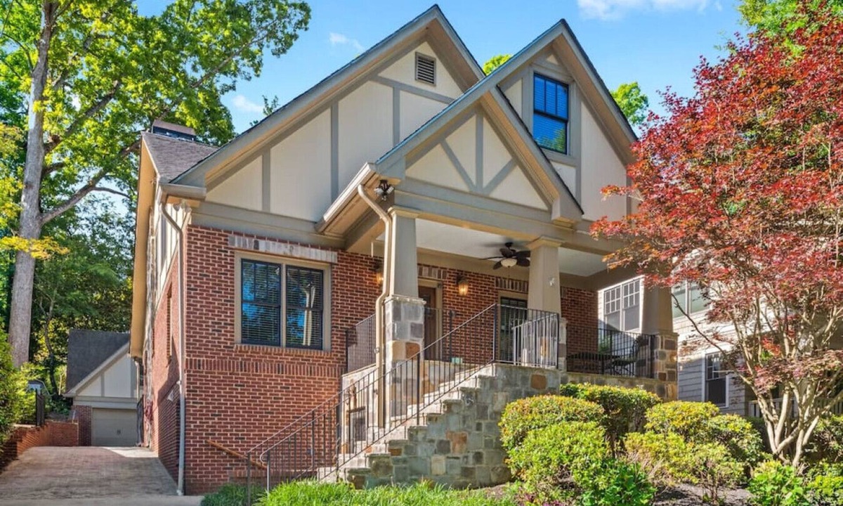 East Side House | Luxury 6-Bedroom Home in Prime Decatur Neighborhood, Near DT ATL