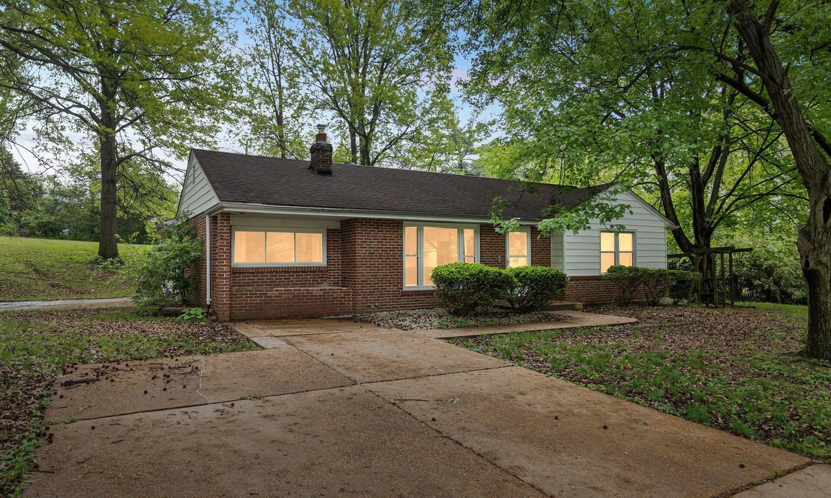 Ferguson House | Luxury 6-Bedroom House in Saint Louis