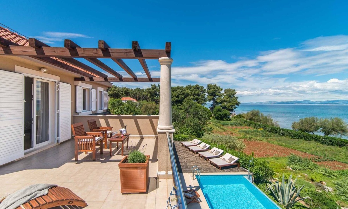 Mirce Villa | Luxury 6-BR Waterfront Villa with Infinity Pool and direct access to a pebble beach