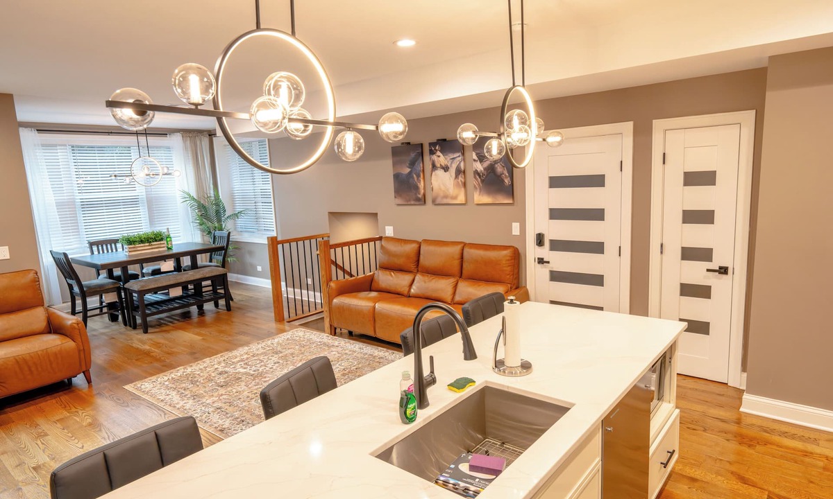 Rogers Park Condo | Luxury 6Bedroom, 4.5 Bathroom Home Mins from Downtown and the Lake