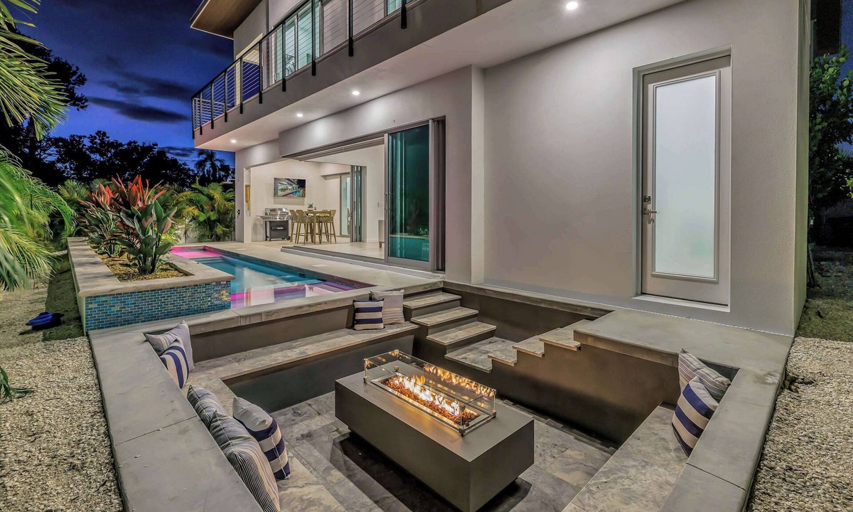 Arlington Park House | Luxury 6BR/8 Bath Villa w/Saltwater Pool, Spa & Fire Pit