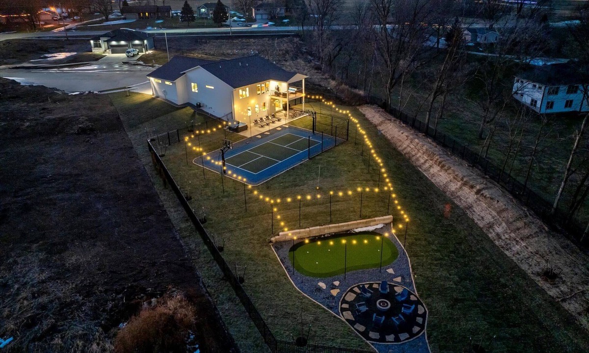 Altoona House | Luxury 7 bed/4 bath, 16 guest, hot tub, EV, firepit, pickleball, golf & more!