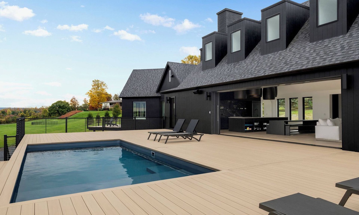 Skaneateles House | Luxury 7 Bed Black House Retreat in Skaneateles — Spacious & Stylish Getaway