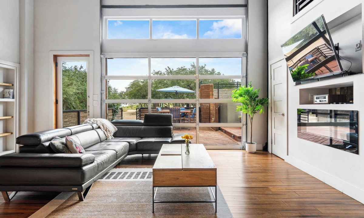 Dripping Springs Cottage | Luxury 7BR Hill Country Gem With Barndominium