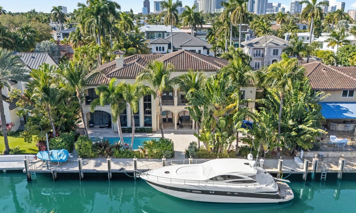 Las Olas Isles House | Luxury 7BR Waterfront Las Olas Isles Mansion with pool & dock.