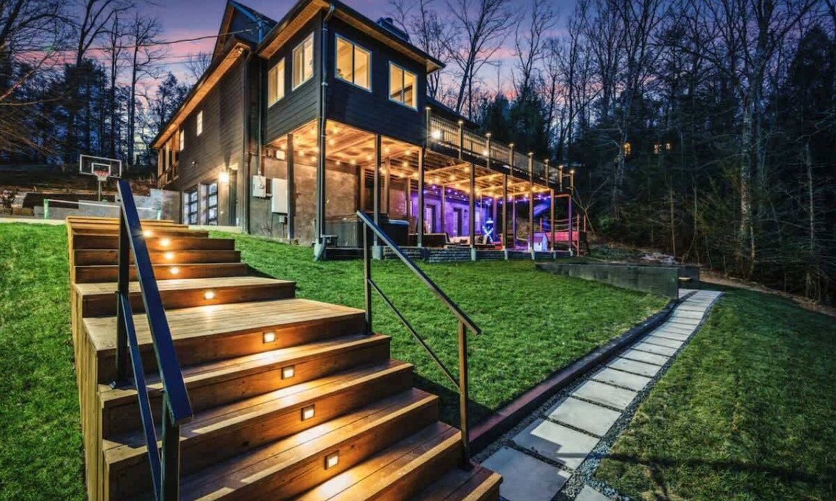 Gatlinburg - Pigeon Forge House | Luxury 8BR Cabin w/Pool, Hot Tub, Views & Arcade