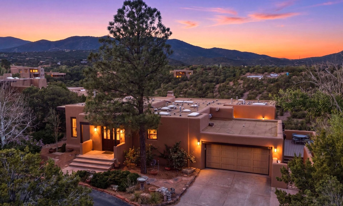 Northeast Santa Fe House | Luxury Adobe Estate Above Santa Fe with Vistas & Spa-Inspired Amenities