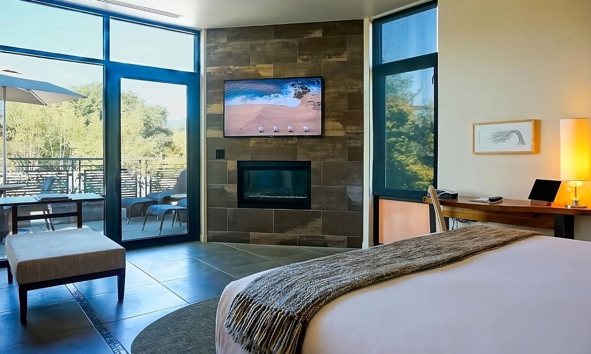 Yountville House | Luxury Amenities and Personalized Service! Rooftop Pool, Fireplace!