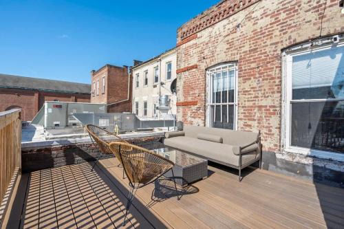 The Heights Apartment | Luxury and Modern Apt with Patio only 10 Min to Times Square