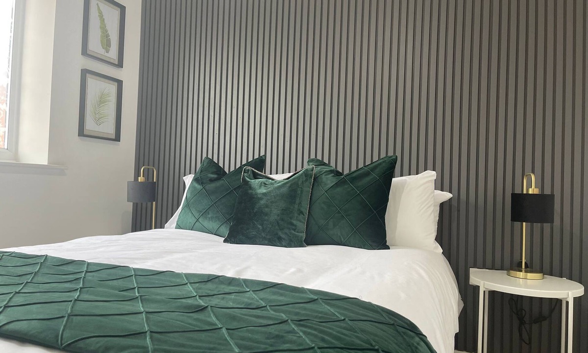 Wolverhampton Apartment | Luxury apartment with free secure gated parking