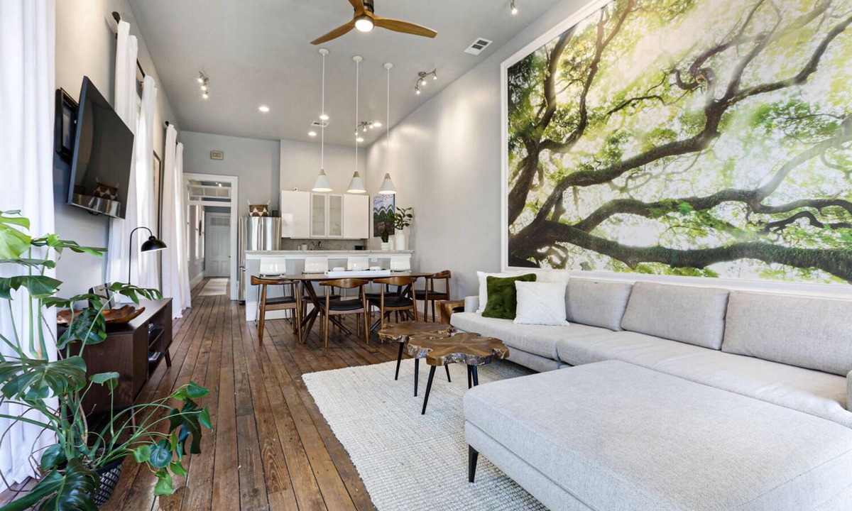 Faubourg Delachaise Apartment | Luxury apartment Uptown off Magazine St — walk to restaurants
