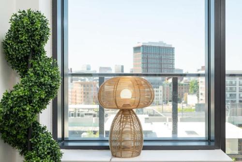 East Cambridge Apartment | Luxury Apartment w King Bed Shared Pool & Rooftop