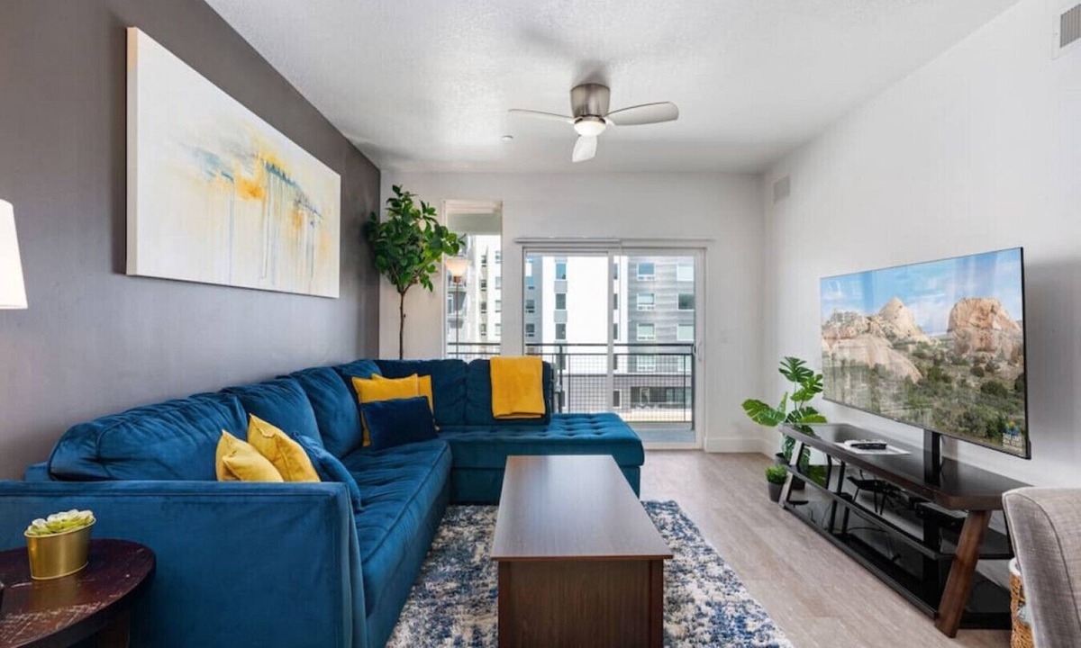 Downtown Salt Lake City Apartment | Luxury Apt. 6th floor- King Bed Gym Prkg Pool NEW