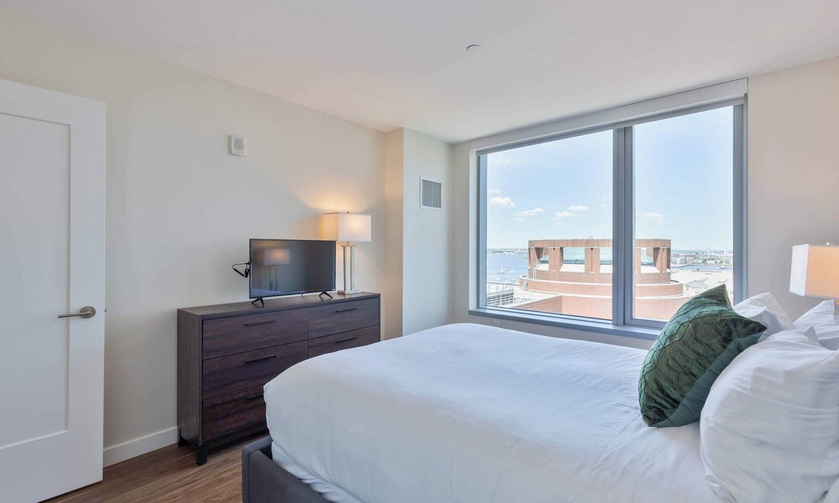 Seaport District Apartment | Luxury Apt Seaport with Gym and Pool