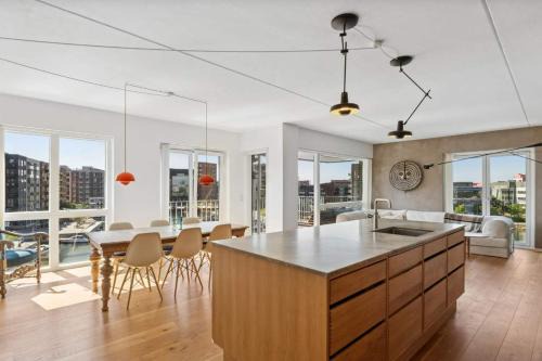 Sydhavnen Apartment | Luxury Apt with Harbor Views 2