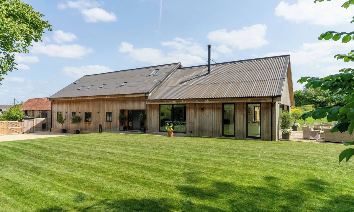 South Cadbury House | Luxury, architect designed 7 bedroom barn conversion in idyllic rural setting.
