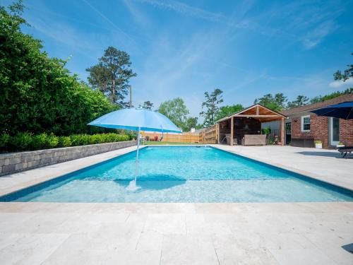 Valdosta Villa | Luxury At Meadowbrook, Pool Home, Fire Pit, Fort