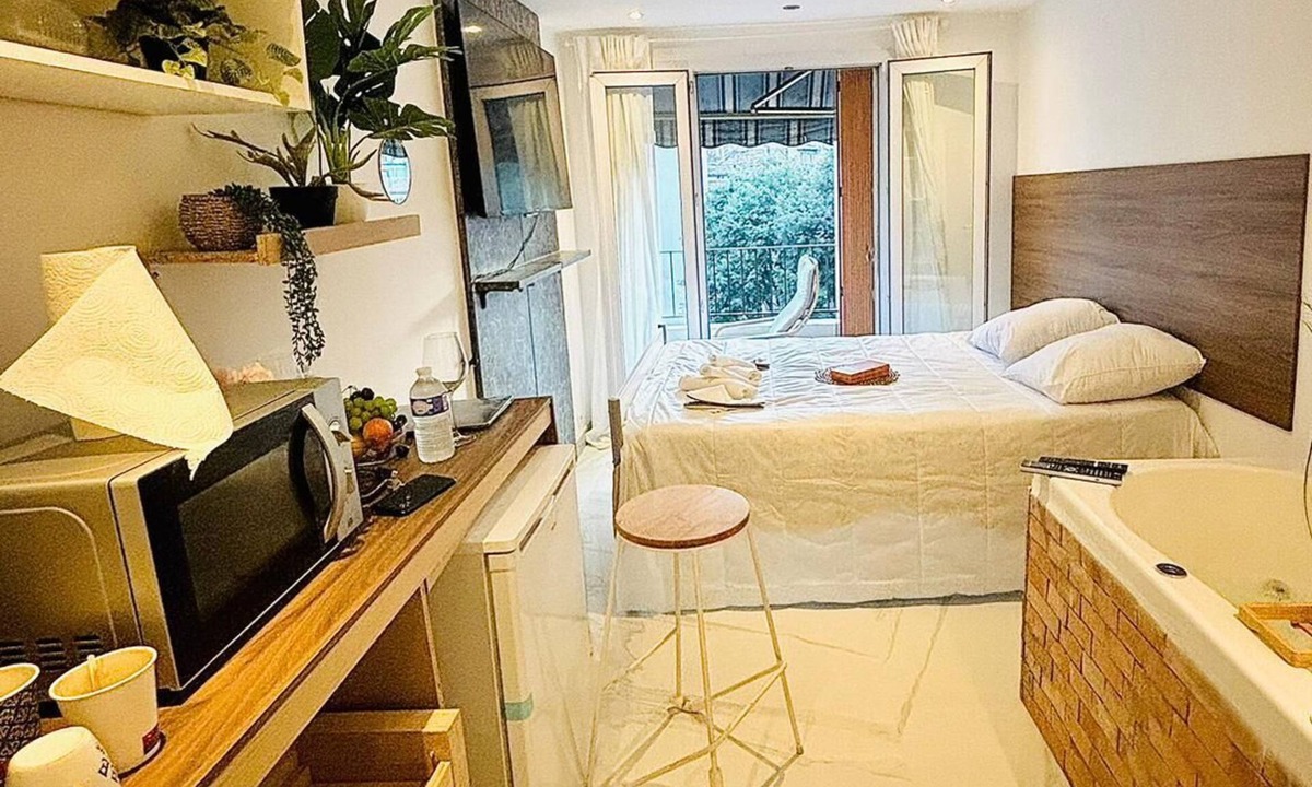 Les Cinq Avenues Apartment | Luxury at your fingertips: private Jacuzzi, chic decor & unforgettable moments
