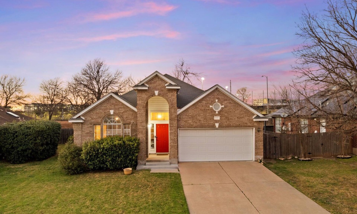 Harris Ridge Apartment | Luxury Austin Retreat w/Hot Tub & Fireplace - 4BR