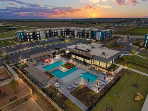 Jarrell Apartment | Luxury Austin Stay Near St Davids Pool and Gym