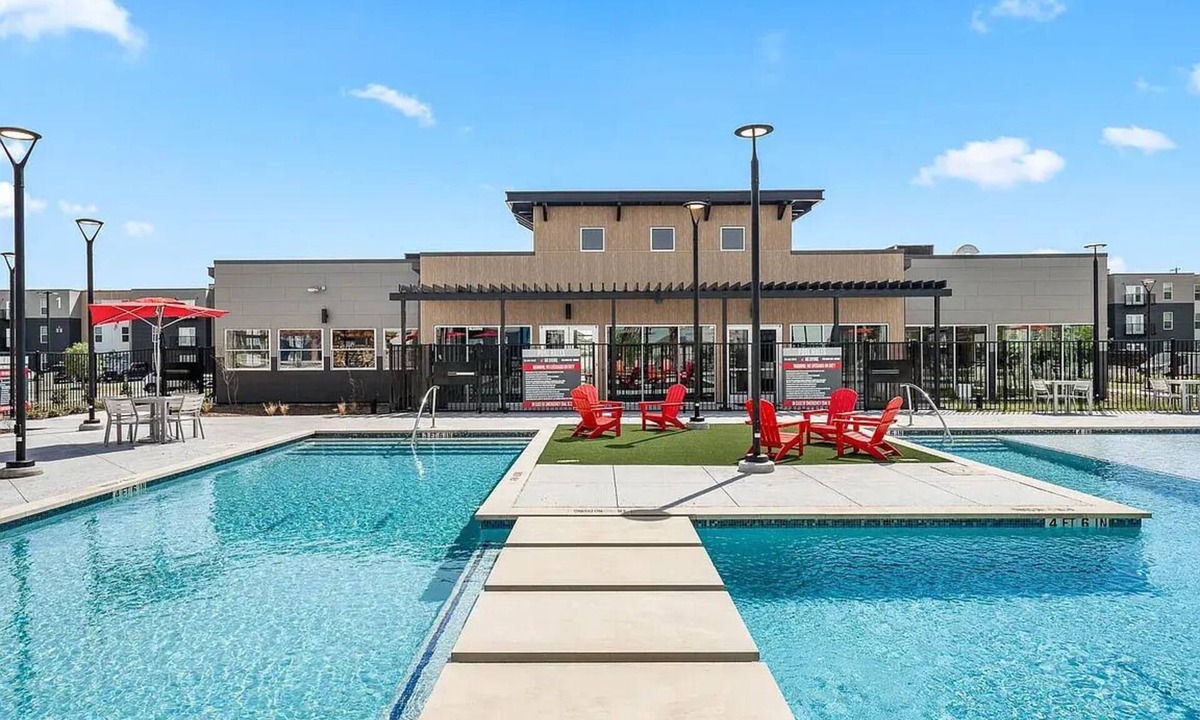 Jarrell Apartment | Luxury Austin Stay Near St. David’s with Pool+ Gym