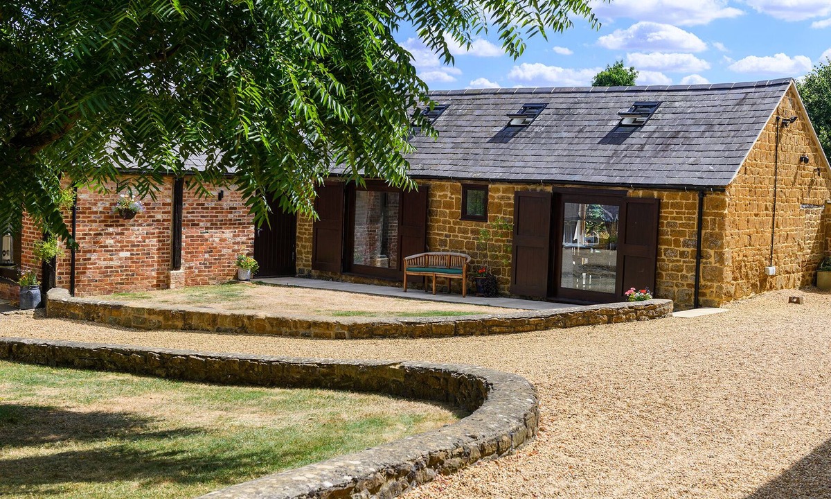 Banbury Cottage | Luxury Barn conversion in village farm setting.