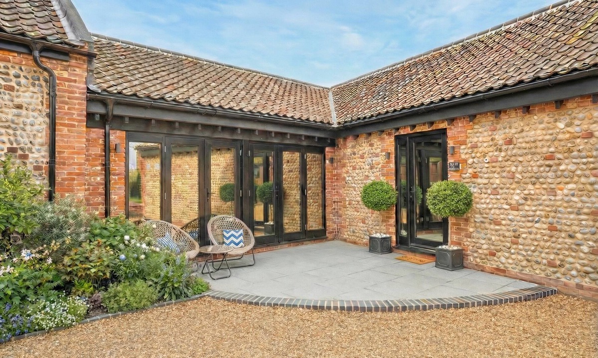 Happisburgh House | Luxury Barn, Hot Tub, Dog Friendly
