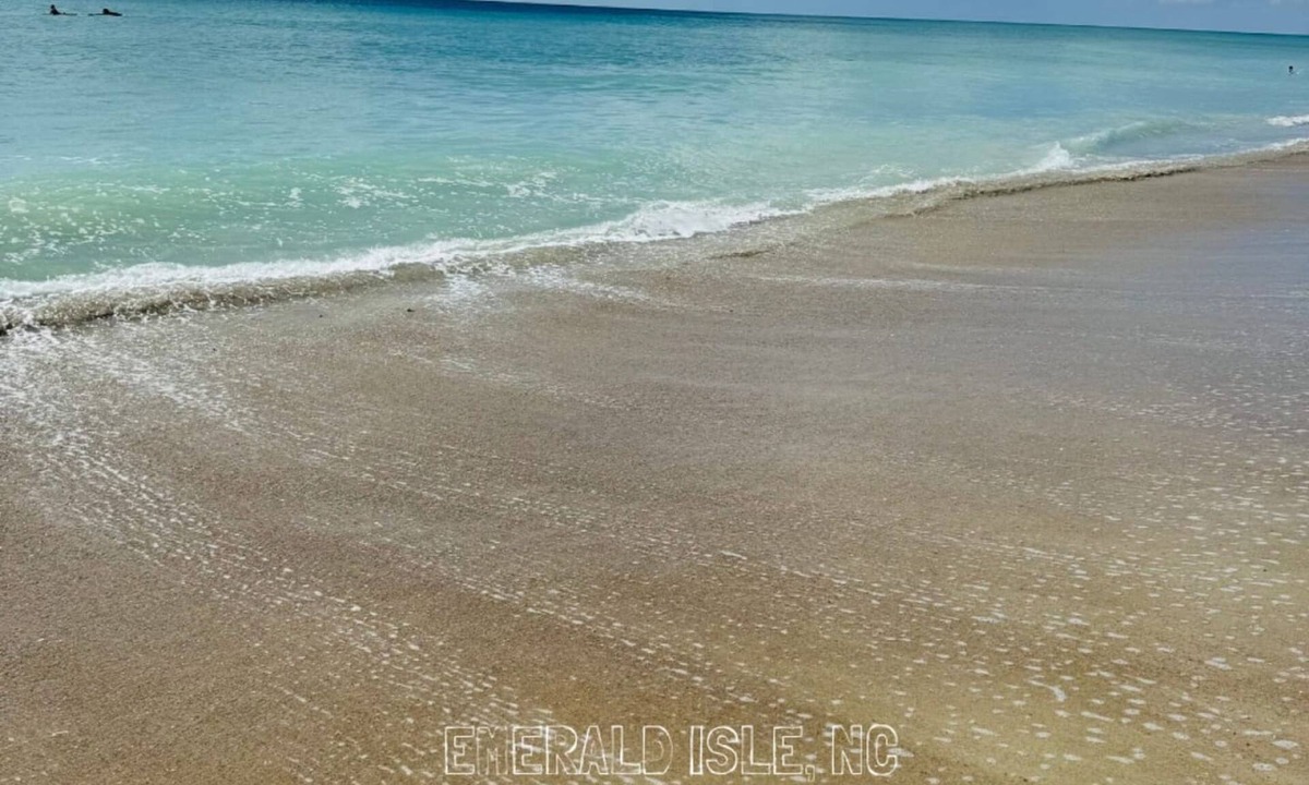 Emerald Isle Apartment | Luxury Beach Condo 5 Min Walk to Beach Shops