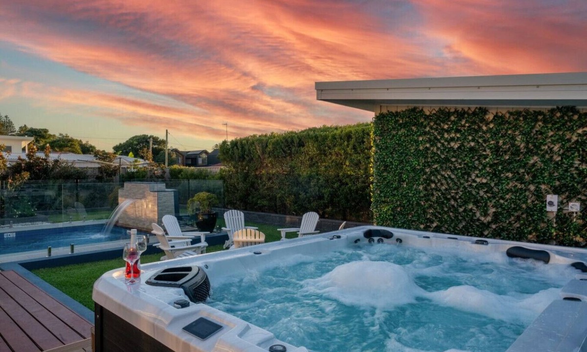 Shelly Beach House | Luxury Beach Home ~ Heated Pool ~ Hot Spa ~ Fire Pitt ~ Golf