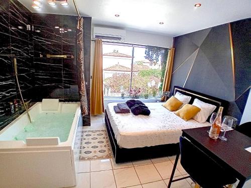 Frontignan Apartment | Luxury Beach Room