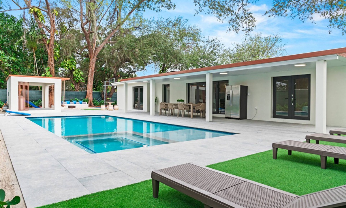 Seybold House | Luxury Beach Villa w/Heated Pool, Jacuzzi, BBQ, Courts, Pickleball & Game Room