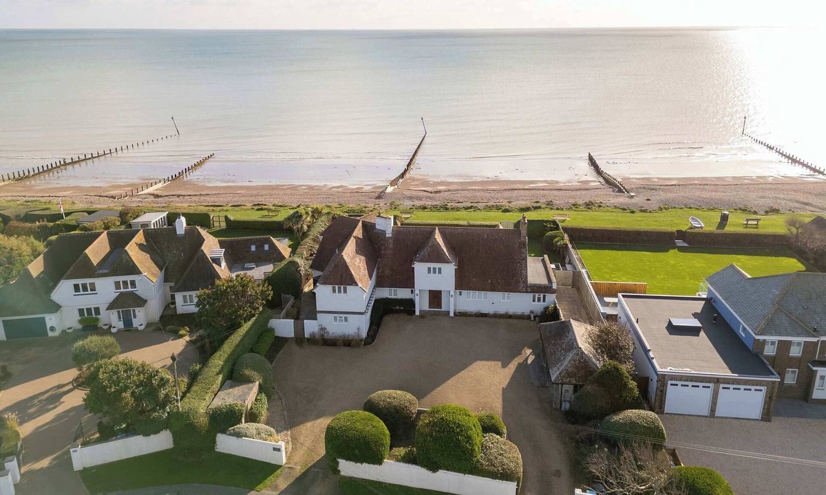 Middleton-on-Sea House | Luxury Beachfront Retreat for 14 with Hot Tub