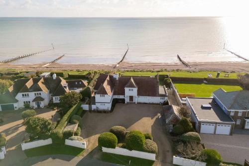 Middleton-on-Sea House | Luxury Beachfront Retreat for 14 with Hot Tub