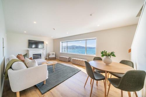 Oriental Bay Apartment | Luxury Beachfront Apartment - Private Lower Suite