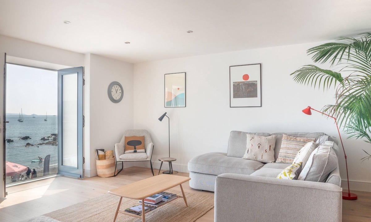 Cawsand House | Luxury beachfront maisonette with parking sleeps 6