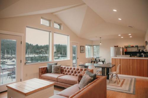 Deer Harbor House | Luxury Beachfront Orcas Island Harbormaster House