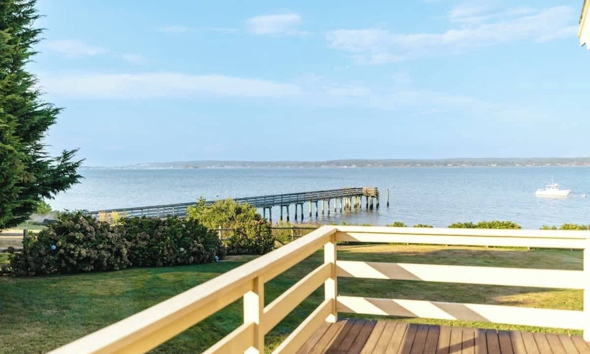 Portsmouth House | Luxury Beachfront Peaceful Large Yard Mooring