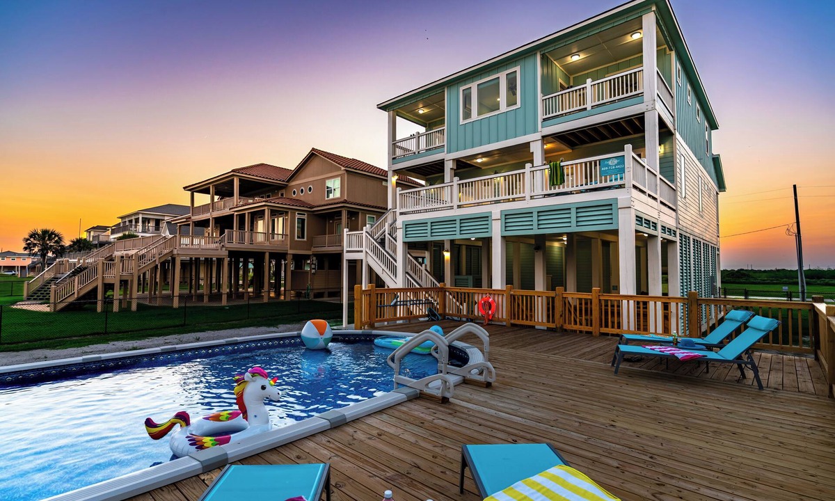 Crystal Beach House | Luxury Beachfront l Sleeps 20, Hot Tub, Pool & Game Room Fun!