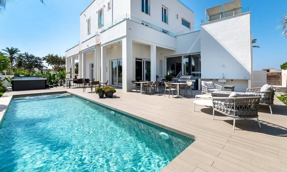 El Prat de Llobregat Villa | Luxury beachfront villa with pool