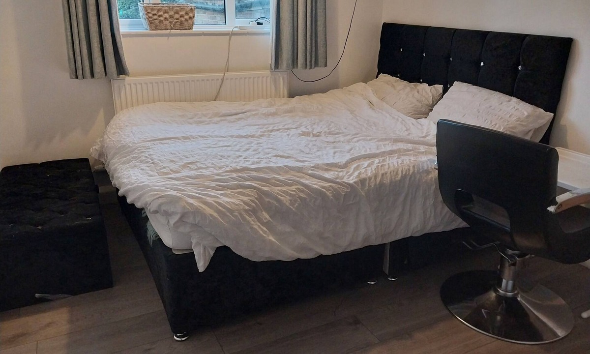 Broad Oak Apartment | luxury bedroom In a shared flat