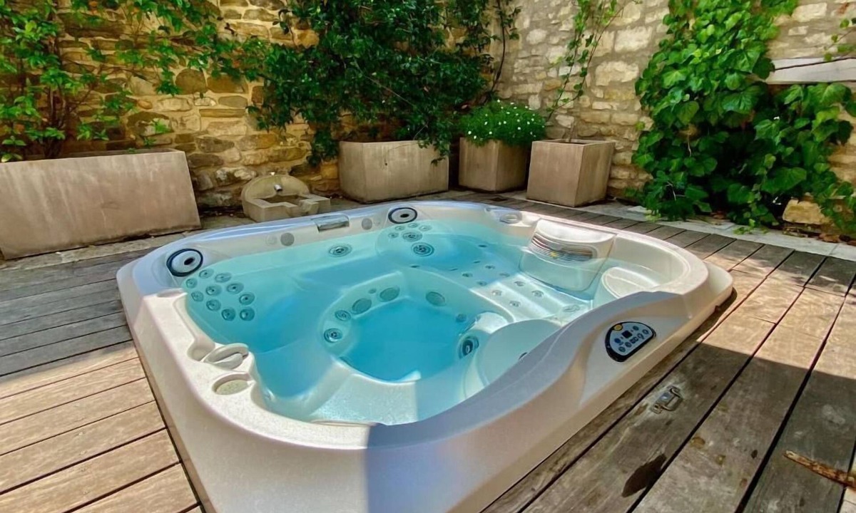 Martignargues House | LUXURY BIJOU SUITE with private Jacuzzi