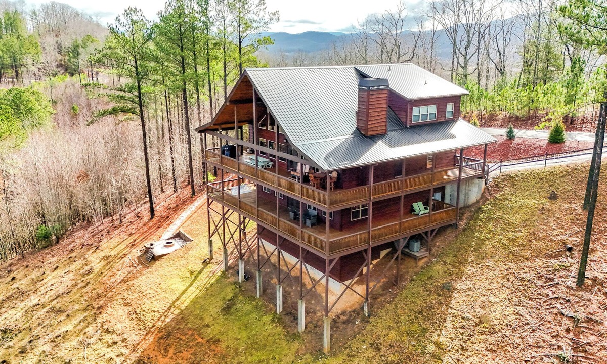 Blairsville Cabin | Luxury Blue Ridge Cabin – Panoramic Mountain Views, Spacious Retreat & Hot Tub