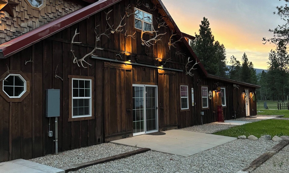 Darby House | Luxury bunkhouse home along the West Fork River