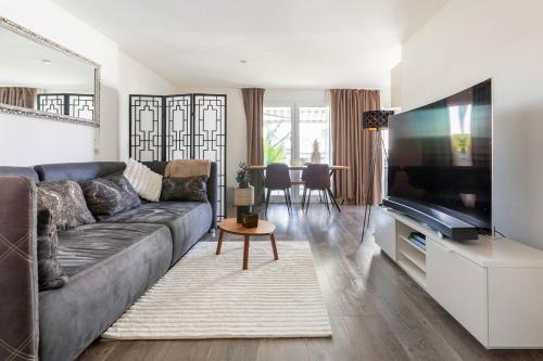 Uster District Apartment | Luxury Business Apartment with 2 Monitors and Parking