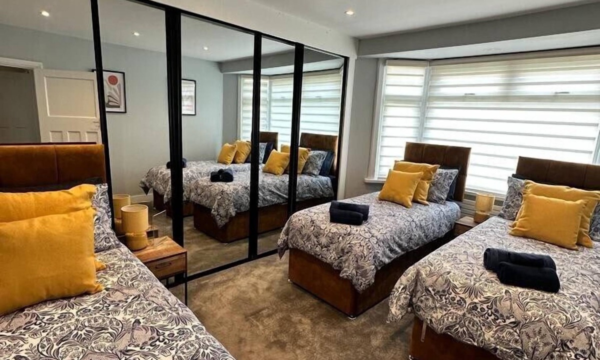 Enfield Lock House | Luxury Business Base With Pool Table And Hot Tub