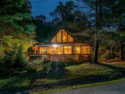 Vein Mountain House | Luxury Cabin 45 Min to Asheville Hot Tub & Fire pit