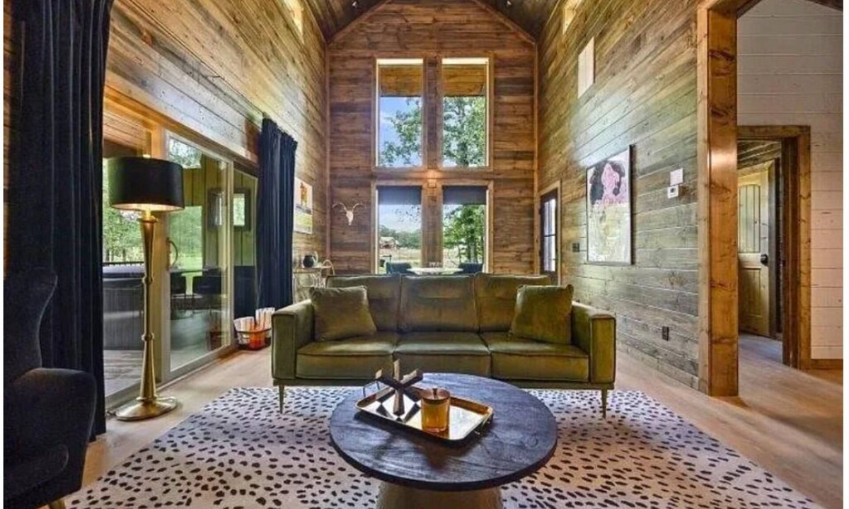 Broken Bow House | Luxury Cabin for Couples + Hot Tub + Fire Pit