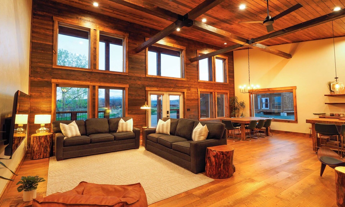 Cody Cabin | Luxury cabin near Cody: 2 kings, kids bunkroom, fire pit, country charm with easy access.