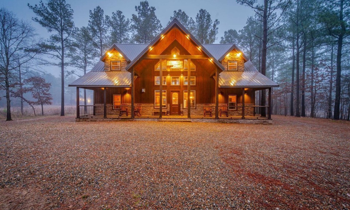 Golden Cabin | Luxury Cabin on Fishing Pond Near Broken Bow Lake | Sleeps 14